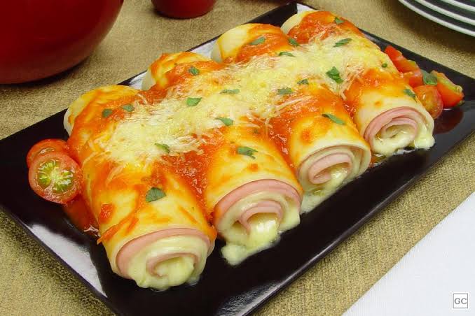Canelone gratinado com molho de tomate e queijo
